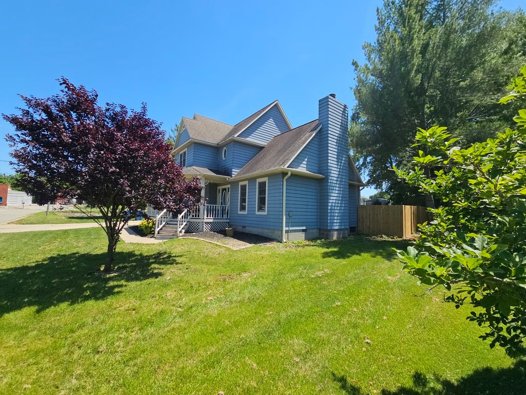 Image 2 of property listing at 1 BROOKHAVEN Drive, Mt Vernon, IL 62864