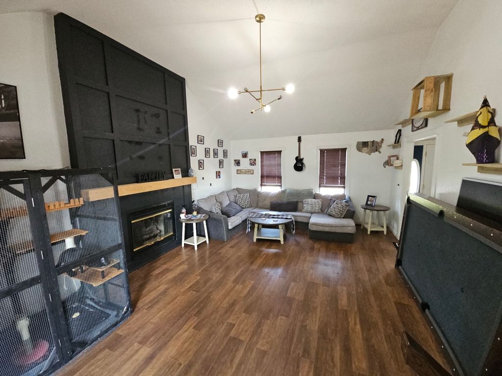 Image 4 of property listing at 1 BROOKHAVEN Drive, Mt Vernon, IL 62864