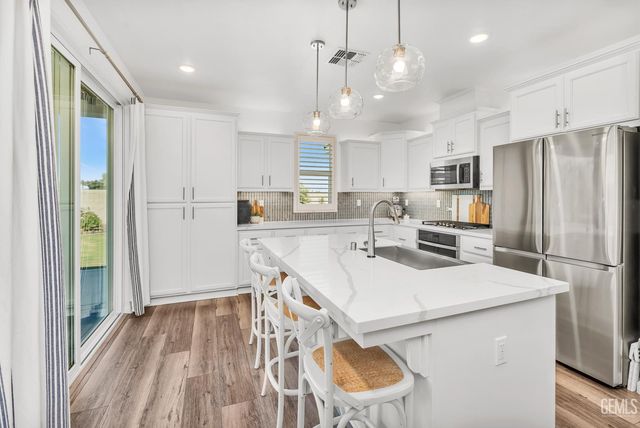 203 Ondarroa Court, Bakersfield, CA 93314