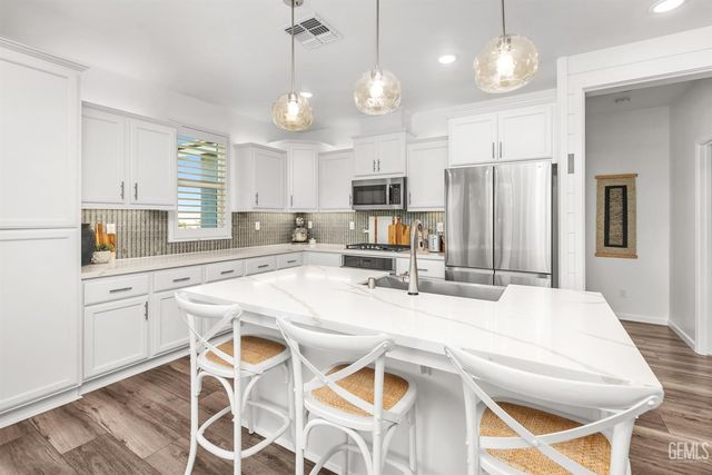 203 Ondarroa Court, Bakersfield, CA 93314