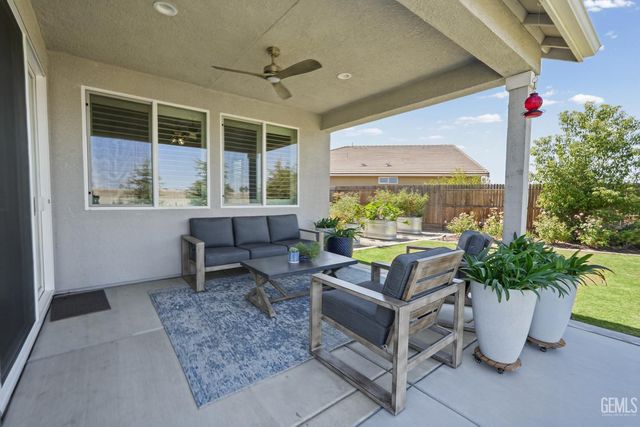 203 Ondarroa Court, Bakersfield, CA 93314
