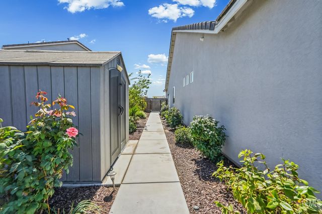 203 Ondarroa Court, Bakersfield, CA 93314