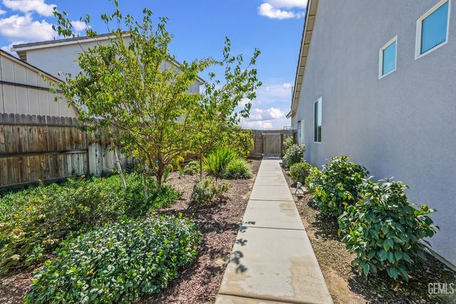 203 Ondarroa Court, Bakersfield, CA 93314