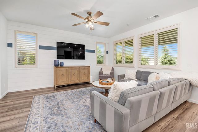 203 Ondarroa Court, Bakersfield, CA 93314