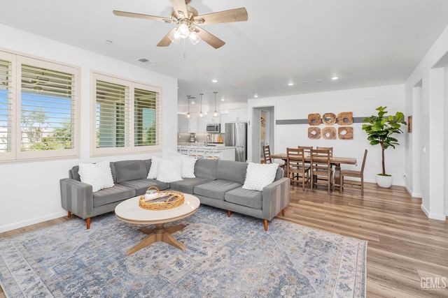 203 Ondarroa Court, Bakersfield, CA 93314
