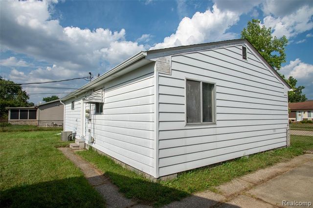 33711 Floyd Street, Clinton Township, MI 48035