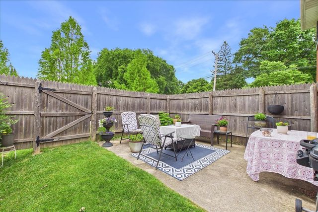 40 S Maywood Road 40, Lake Forest, IL 60045