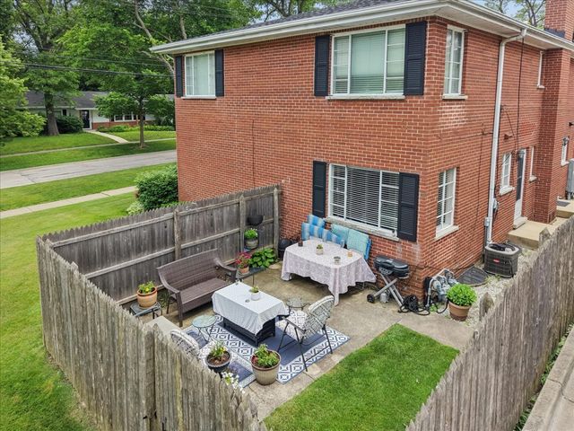 40 S Maywood Road 40, Lake Forest, IL 60045