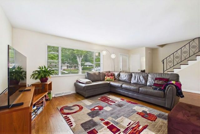 40 S Maywood Road 40, Lake Forest, IL 60045