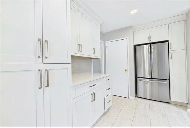 40 S Maywood Road 40, Lake Forest, IL 60045