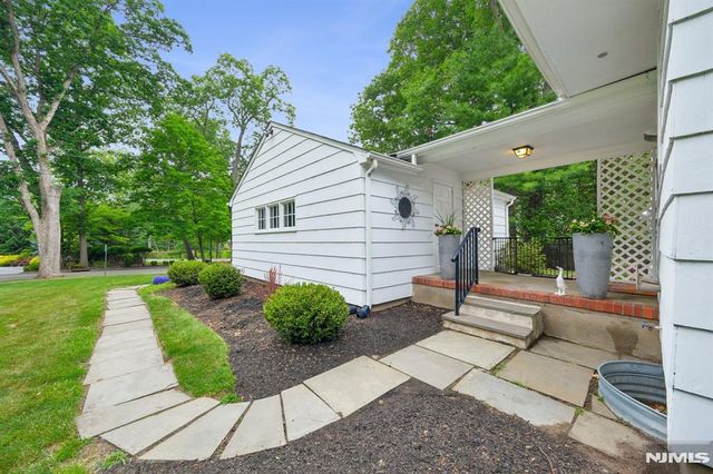 25 Grove Street, Caldwell, NJ 07006