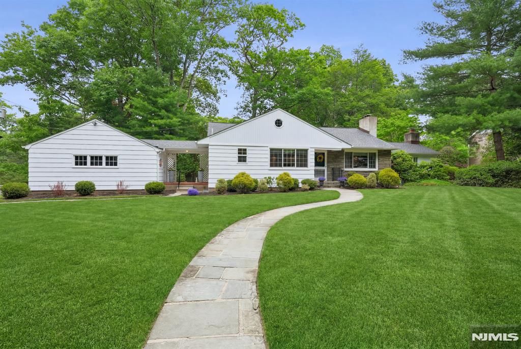 25 Grove Street, Caldwell, NJ 07006