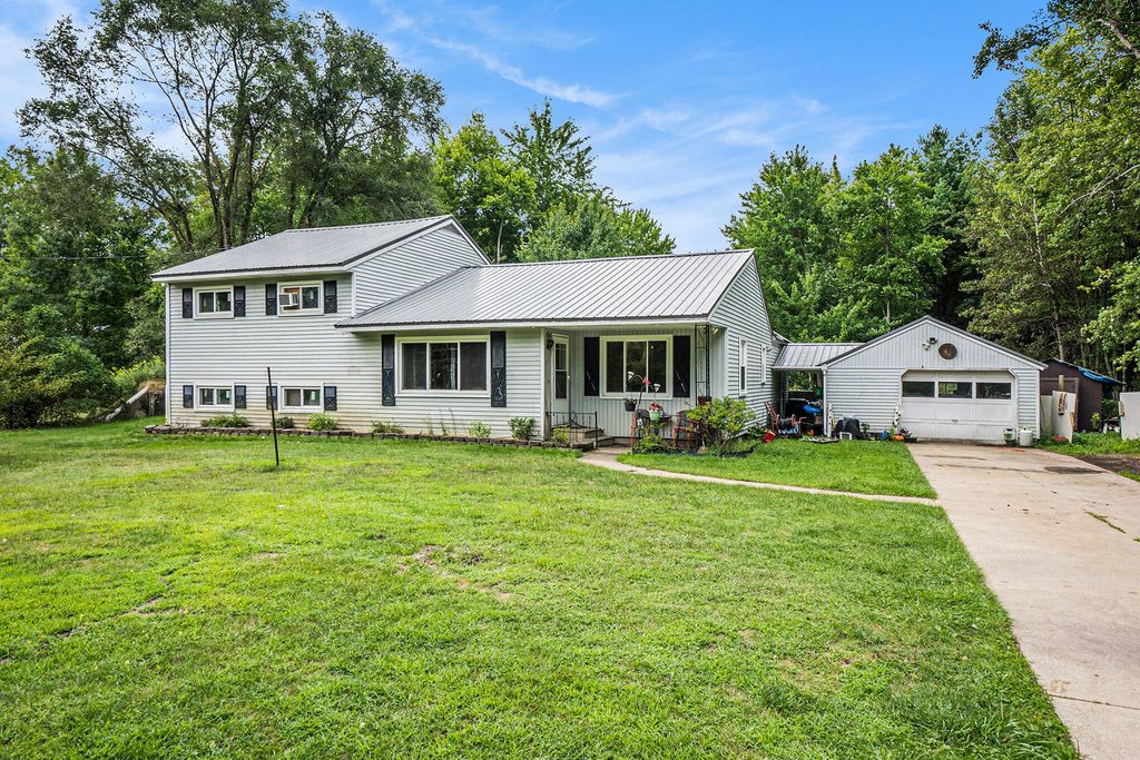 2965 W Giles Road, Laketon Twp, MI 49445