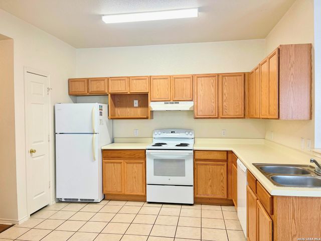 15415 KAMARY LN, San Antonio, TX 78247