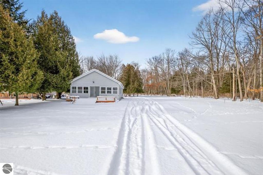 Image 2 of property listing at 1647 N Huron Road, Tawas City, MI 48763