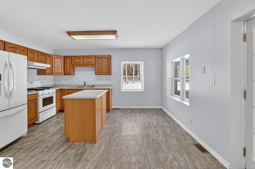 Image 5 of property listing at 1647 N Huron Road, Tawas City, MI 48763