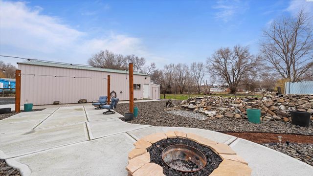 317 7th St, Benton City, WA 99320