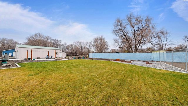 317 7th St, Benton City, WA 99320