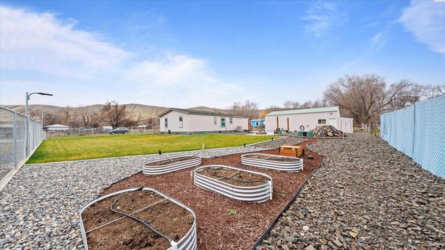 317 7th St, Benton City, WA 99320