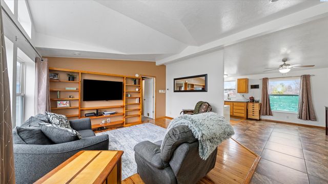 317 7th St, Benton City, WA 99320