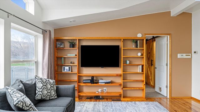 317 7th St, Benton City, WA 99320