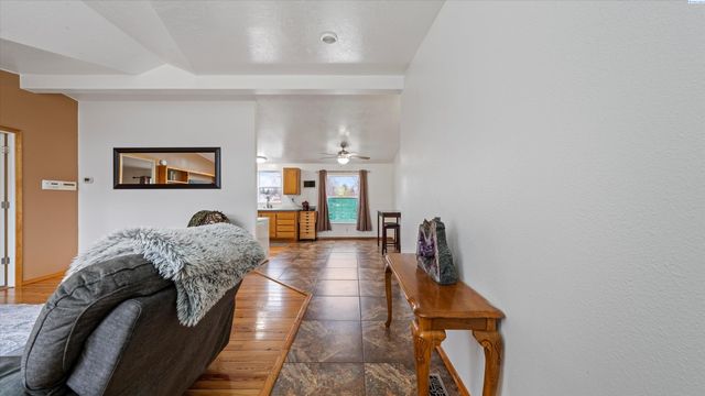 317 7th St, Benton City, WA 99320