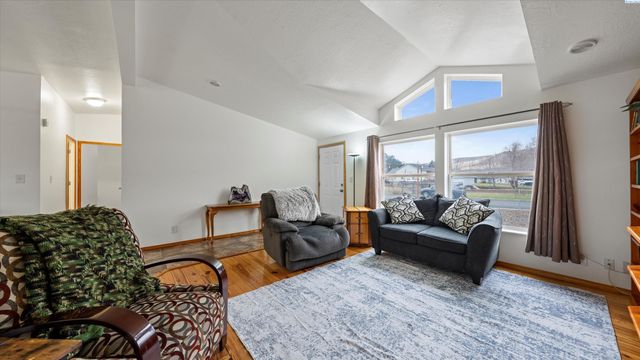 317 7th St, Benton City, WA 99320