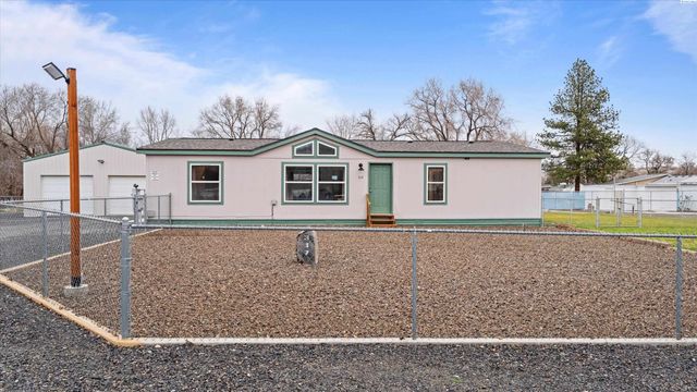 317 7th St, Benton City, WA 99320