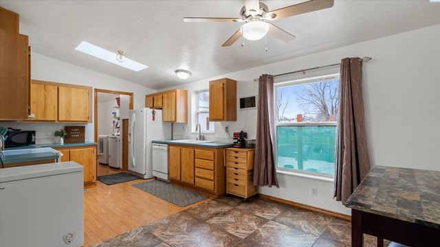 317 7th St, Benton City, WA 99320