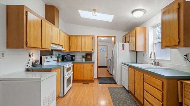 317 7th St, Benton City, WA 99320