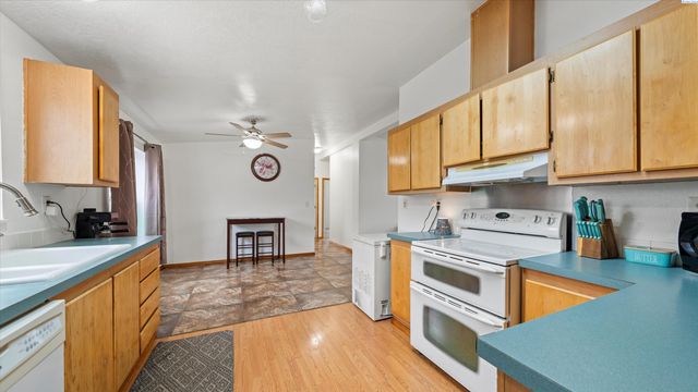 317 7th St, Benton City, WA 99320