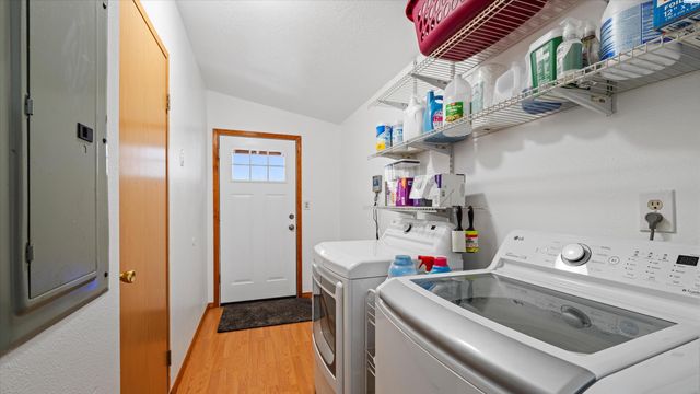 317 7th St, Benton City, WA 99320