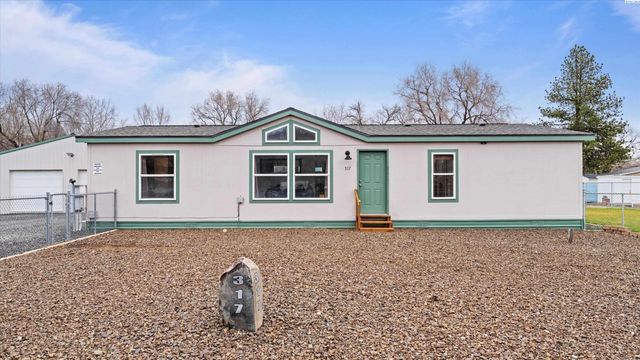 317 7th St, Benton City, WA 99320