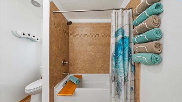 317 7th St, Benton City, WA 99320