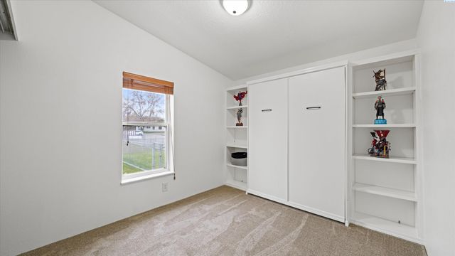 317 7th St, Benton City, WA 99320