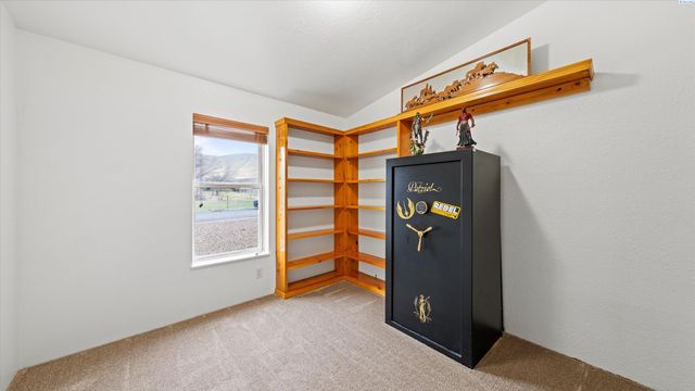 317 7th St, Benton City, WA 99320