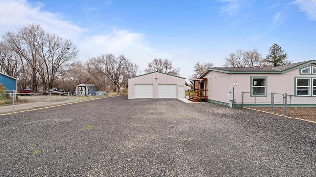 317 7th St, Benton City, WA 99320
