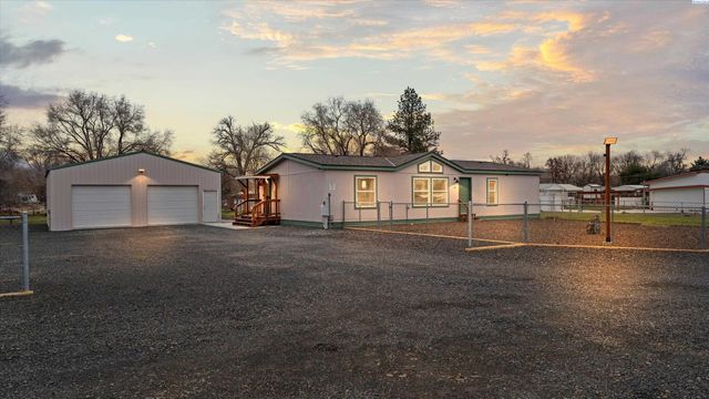 317 7th St, Benton City, WA 99320