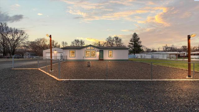 317 7th St, Benton City, WA 99320