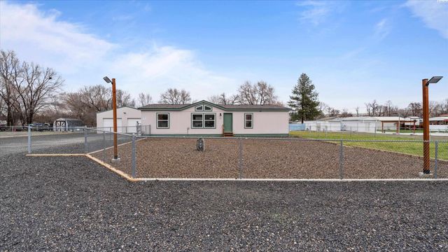317 7th St, Benton City, WA 99320