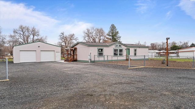 317 7th St, Benton City, WA 99320