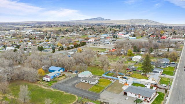 317 7th St, Benton City, WA 99320