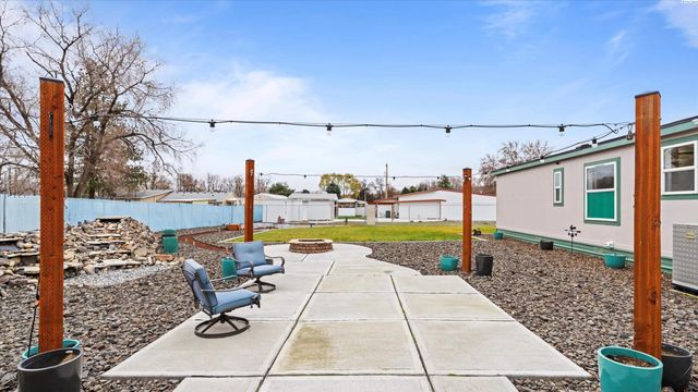 317 7th St, Benton City, WA 99320