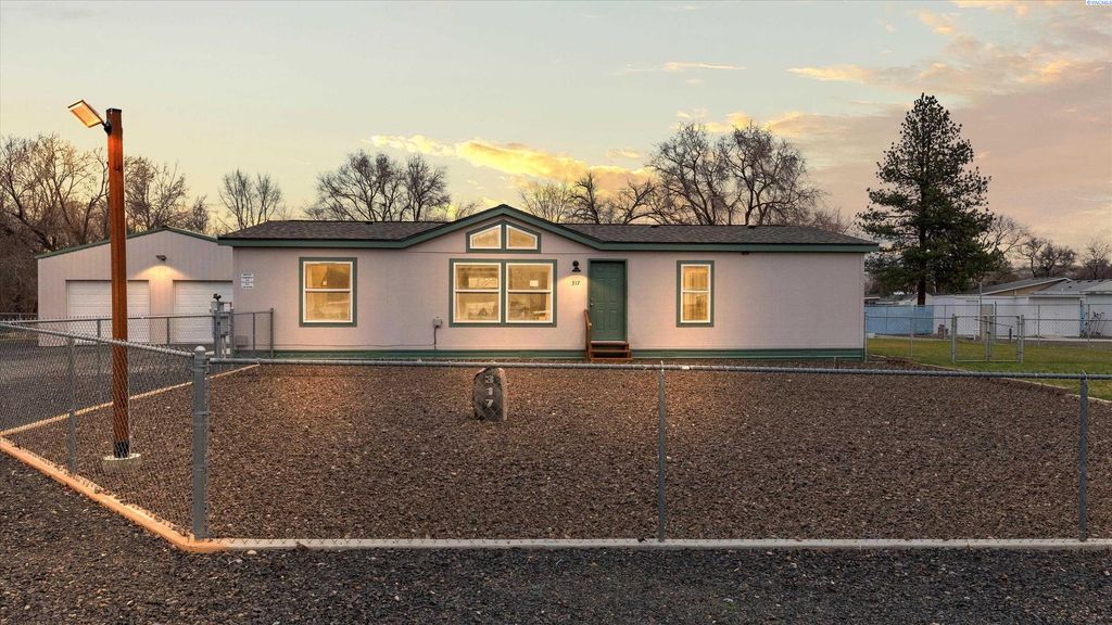 317 7th St, Benton City, WA 99320