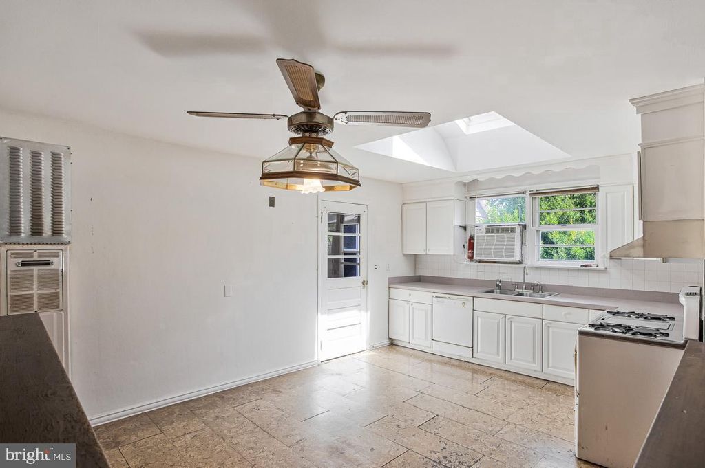 Image 16 of property listing at 605 MELVIN AVE, Annapolis, MD 21401