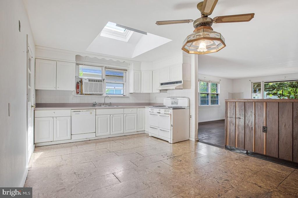 Image 17 of property listing at 605 MELVIN AVE, Annapolis, MD 21401
