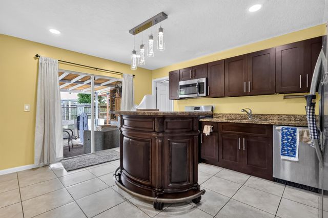 5639 Ithaca Circle E, Lake Worth, FL 33463