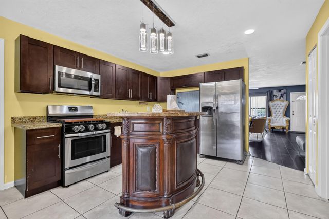 5639 Ithaca Circle E, Lake Worth, FL 33463