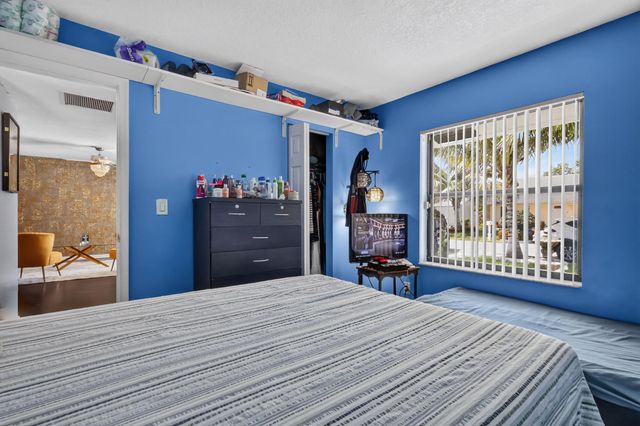 5639 Ithaca Circle E, Lake Worth, FL 33463