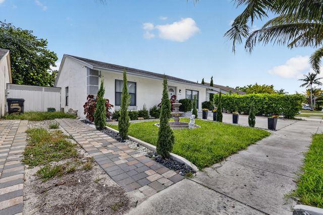 5639 Ithaca Circle E, Lake Worth, FL 33463